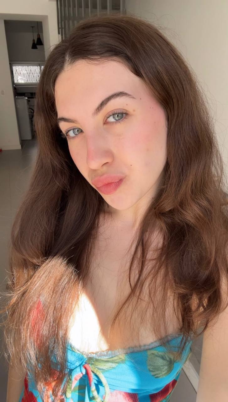 Nude girl Amber in Genoa