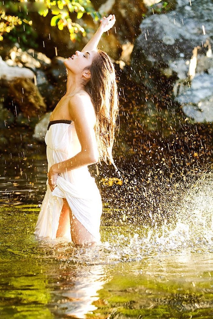 Marie Avgeropoulos in Genoa