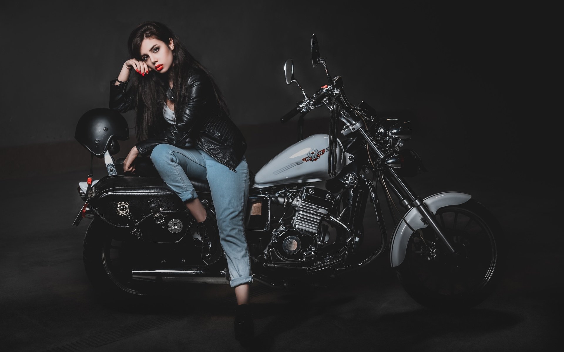 Biker girls: style and drive in Genoa