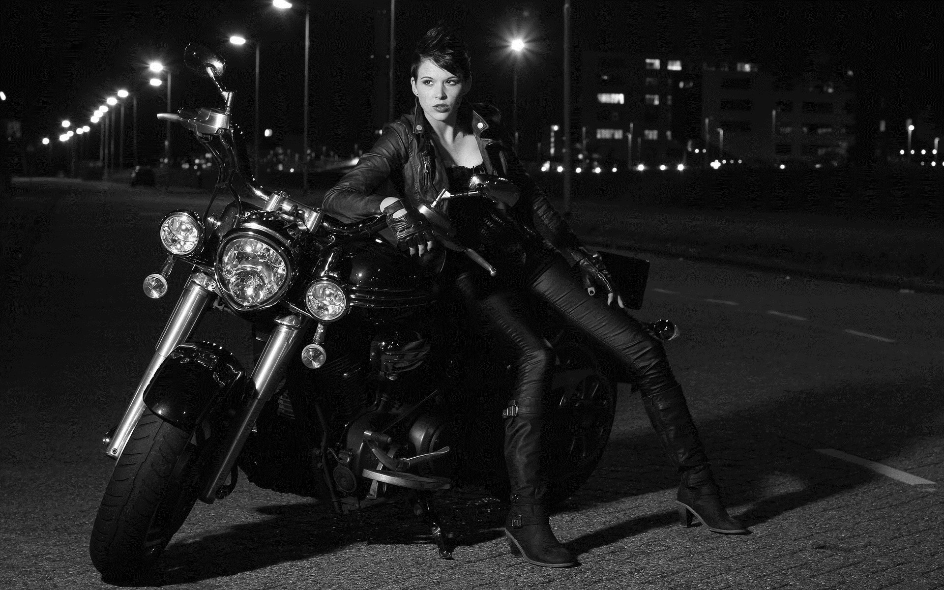 Photo Beautiful girls and motorcycles in Genoa
