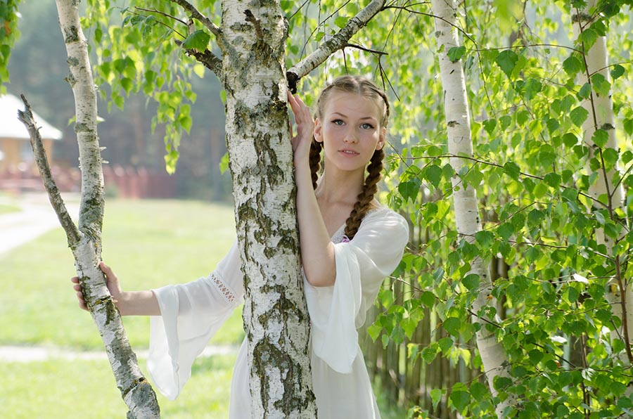 Women in Slavic costumes in Genoa