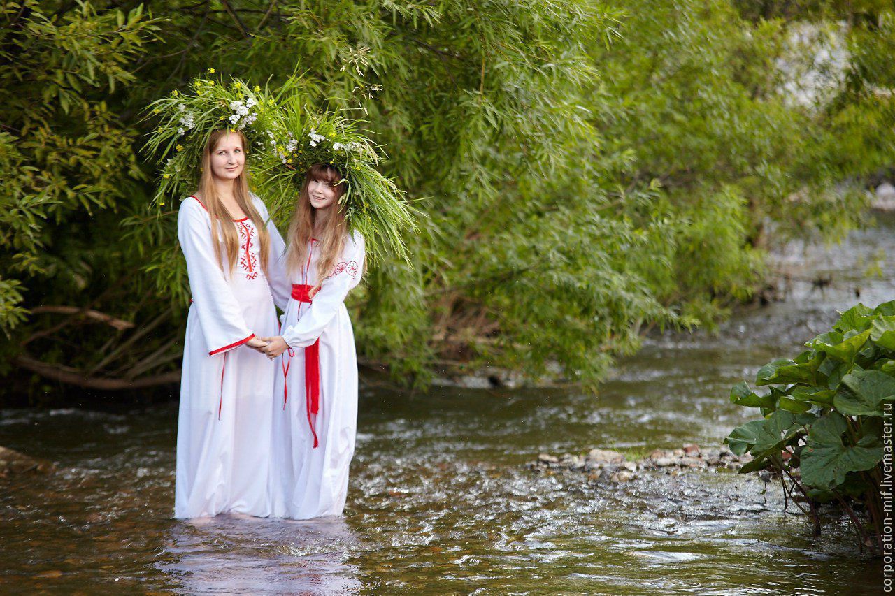 Women in Slavic costumes in Genoa