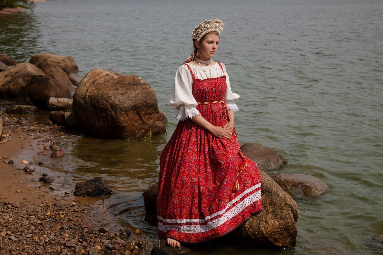 Women in Slavic costumes in Genoa