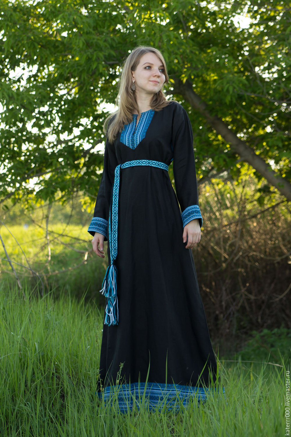 Women in Slavic costumes in Genoa