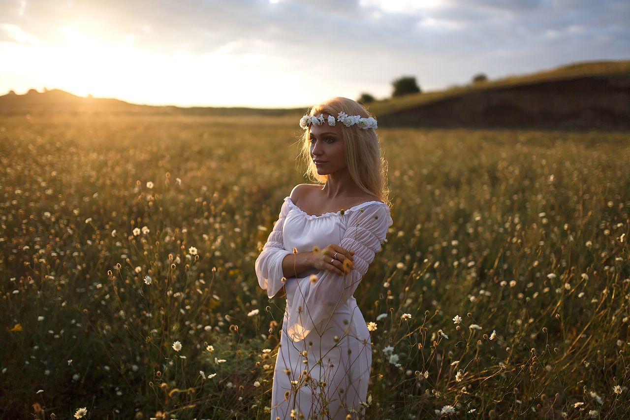 Girls in Slavic costumes in Genoa