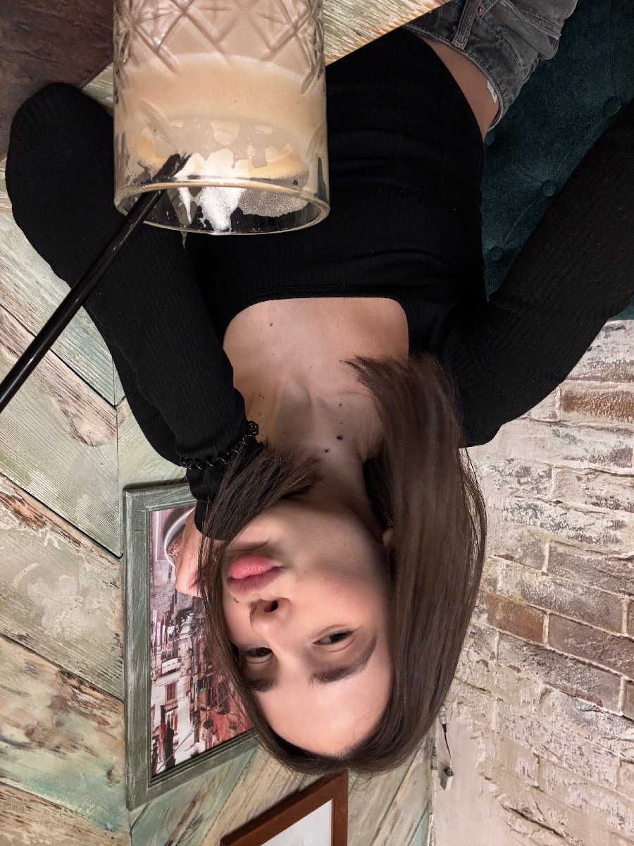 Fresh photos, fresh mood — Tina online in Genoa